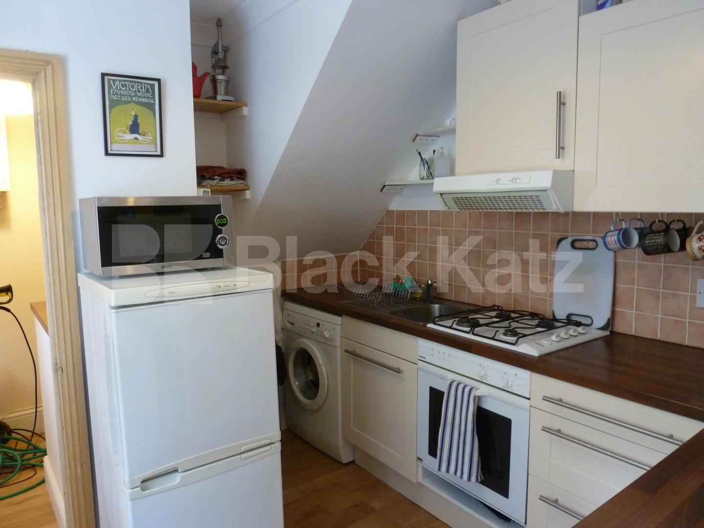 			NEW INSTRUCTION, 2 Bedroom, 1 bath, 1 reception House			 De Beauvoir Cresent, ISLINGTON 